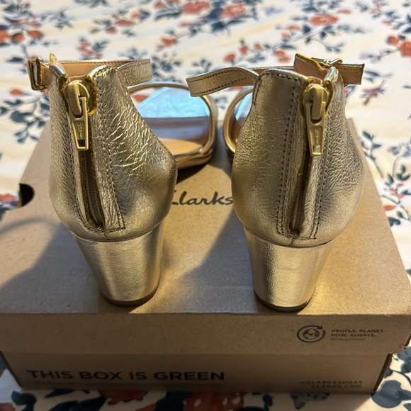 Clarks Woman's Kaylin60 2Part Champagne Size 9 M - Picture 3 of 5